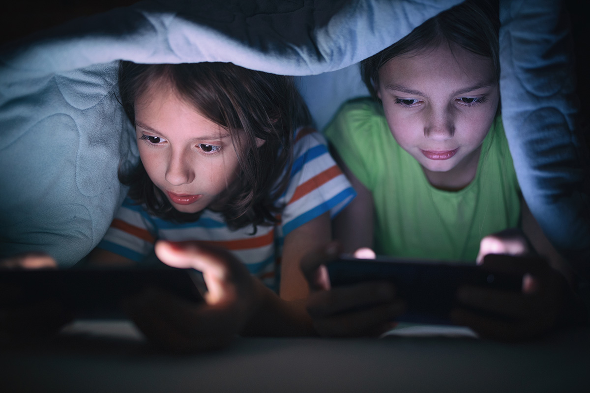 Kinder und Smartphone, Bildschirmzeit und Schlaf